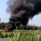 Brandweerwagen bijna te water bij blussen van tractorbrand Leidsevaart Lisse (Video update)